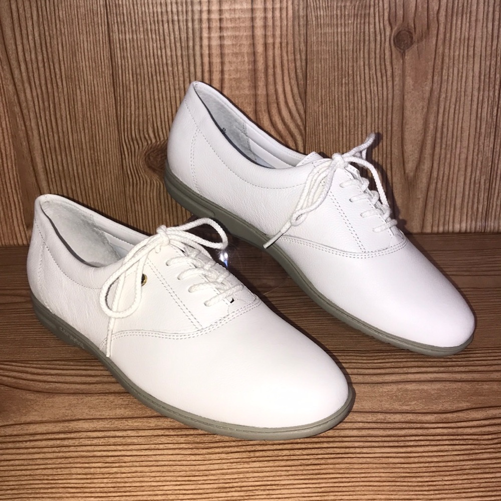 🌻$10🌻NWOT Easy Spirit white leather lace-up shoe